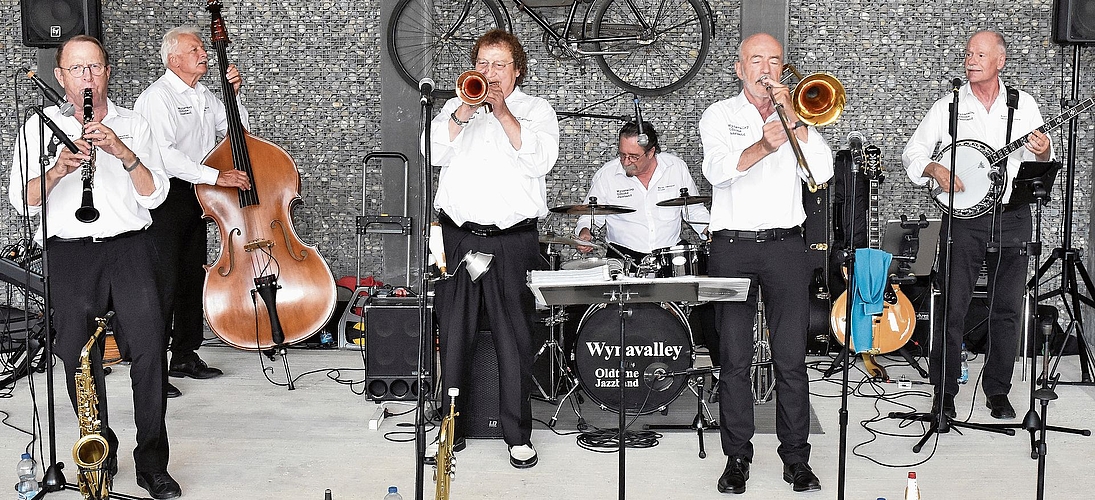 Die Wynavalley Oldtime Jazzband erfüllte die Werkhalle der Fischer Kies + Beton mit markanten Jazz- und Bluesklängen.Bilder: Alfred Weigel Die Wynavalley Oldtime Jazzband erfüllte die Werkhalle der Fischer Kies + Beton mit markanten Jazz- und Bluesklängen.Bilder: Alfred Weigel