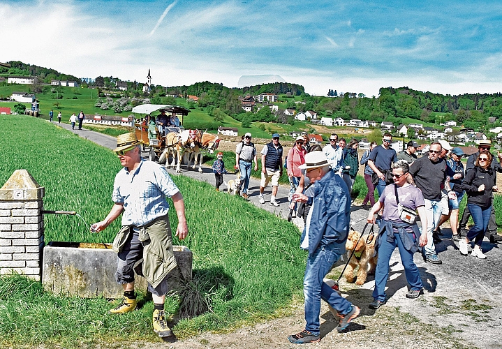Am Brunnen wuschen sich die Wanderer den Schweiss von der Stirn oder nahmen einen kräftigen Schluck.Bild: Alfred Weigel