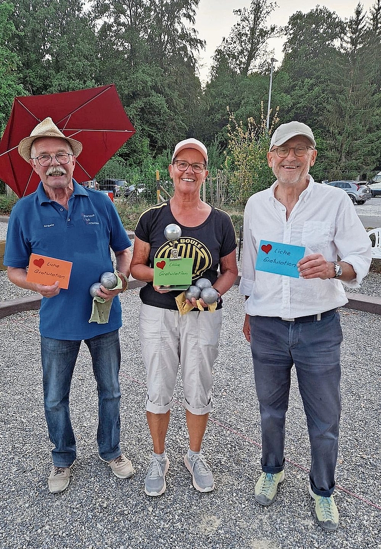 Die Podestplätze im Tête-à-tête belegten (von links) Angelo Crivellari (Finalist), Siegerin Margrit Nyffenegger und Heinz Haug (3. Rang).Bild: zvg