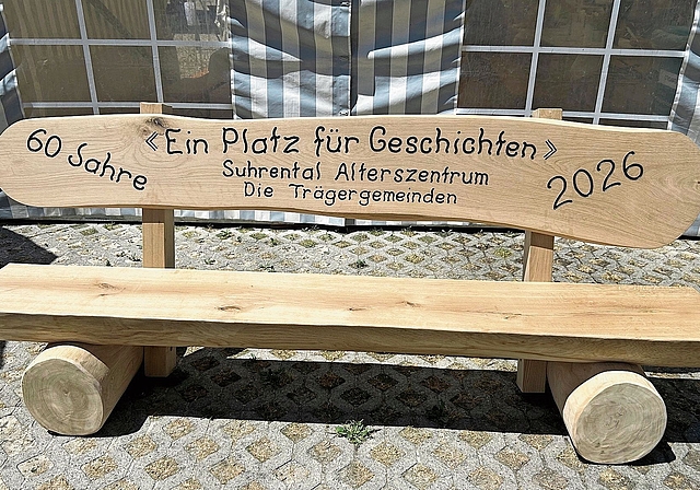 Die sieben Trägergemeinden des Suhrental Alterszentrums beschenkten dieses zum Jubiläum mit diesem Bänkli.