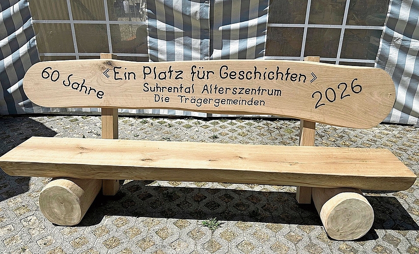 Die sieben Trägergemeinden des Suhrental Alterszentrums beschenkten dieses zum Jubiläum mit diesem Bänkli.