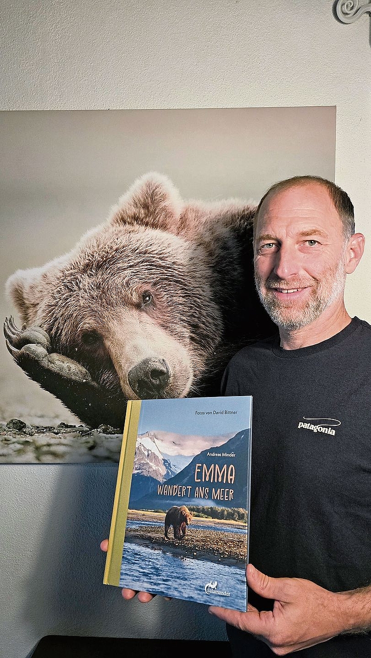 Der Schlossrueder Biologe und Bärenfotograf David Bittner reist seit über 20 Jahren nach Alaska und hält dort Braunbären mit seiner Kamera fest. Seine Bärenbilder stehen im Zentrum des neuen Kinderbuchs «Emma wandert ans Meer».Bild: ZVG