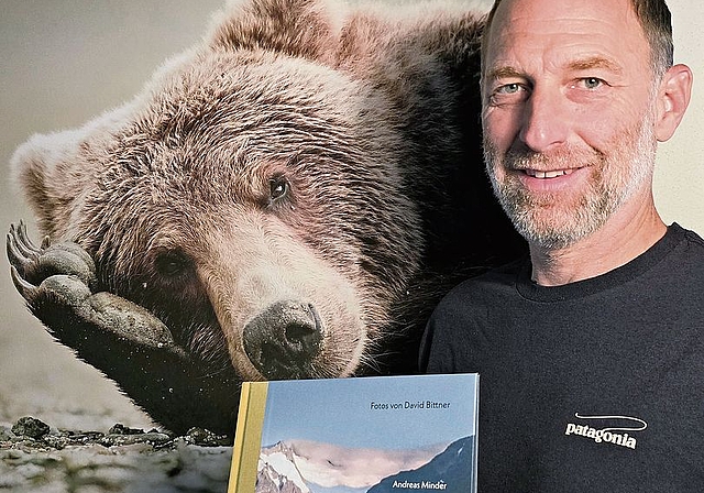 Der Schlossrueder Biologe und Bärenfotograf David Bittner reist seit über 20 Jahren nach Alaska und hält dort Braunbären mit seiner Kamera fest. Seine Bärenbilder stehen im Zentrum des neuen Kinderbuchs «Emma wandert ans Meer».Bild: ZVG