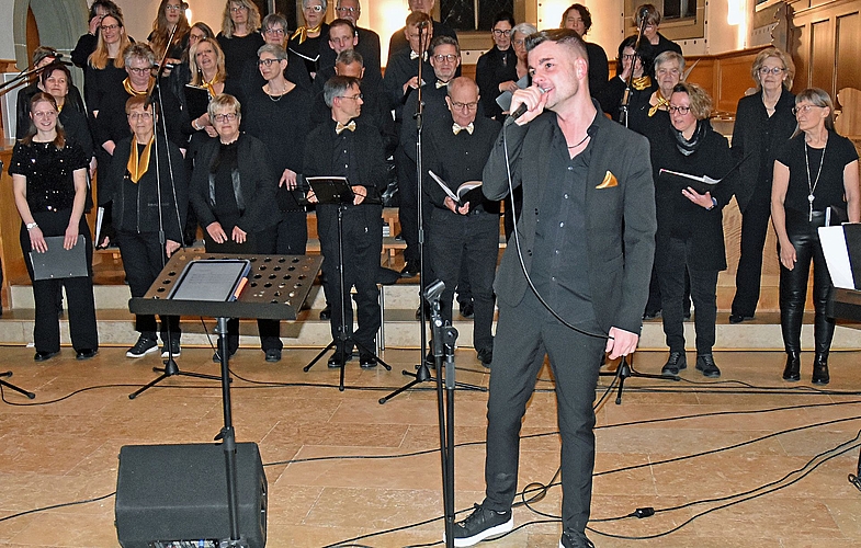 Kevin Sieber bedankt sich bei Sängerinnen und Sängern sowie der instrumentalen Begleitung. Kevin Sieber bedankt sich bei Sängerinnen und Sängern sowie der instrumentalen Begleitung.