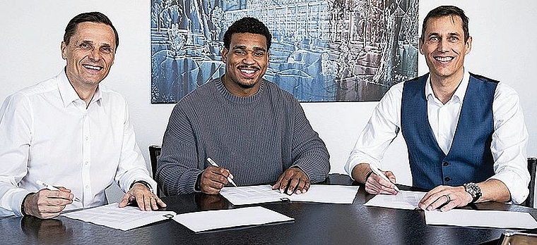 Arbeiten künftig zusammen: KSA-VRP Dr. Daniel Lüscher, Schwinger Sinisha Lüscher und KSA-CEO Dr. Markus Meier (von links). Bild: KSA