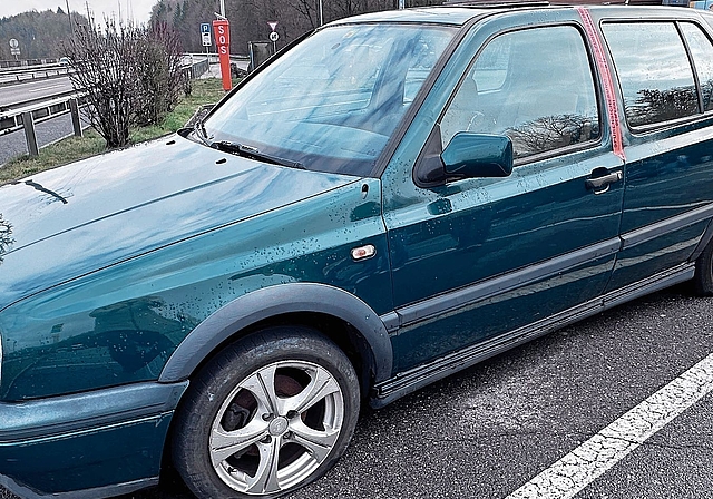 Der verlassene VW Golf aus Portugal wurde am 17. Juni zur fachgerechten Entsorgung nach Oberentfelden abtransportiert.Bild: RAN