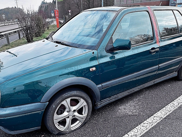 Der verlassene VW Golf aus Portugal wurde am 17. Juni zur fachgerechten Entsorgung nach Oberentfelden abtransportiert.Bild: RAN
