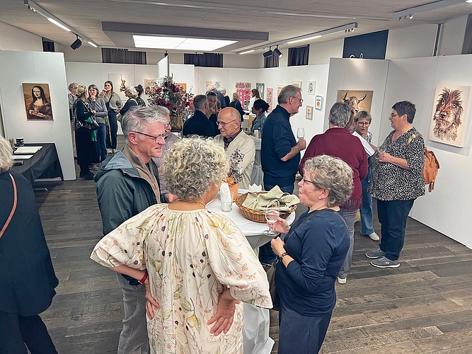 Gut besuchte Vernissage am Freitag im alten Schulhaus Rütihof ob Gränichen.Bilder: KF Gut besuchte Vernissage am Freitag im alten Schulhaus Rütihof ob Gränichen.Bilder: KF