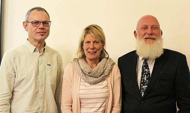 Die Kirchleerber Gmeind verabschiedete den Gemeinderat Andreas Erdin, die Gemeinderätin Béatrice Meili und den Gemeindeammann Erich Hunziker (von links).Bild: Rafael Hüssy