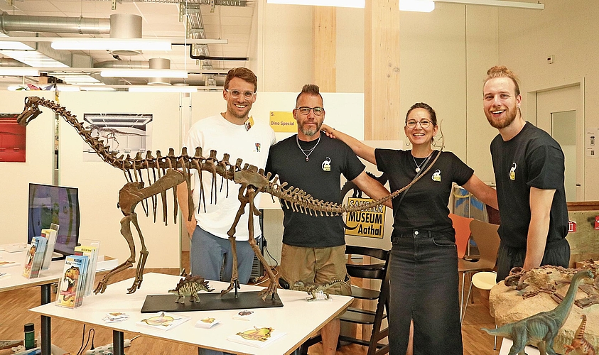 Dino-Baby «Toni» vom Sauriermuseum Aathal war der Stargast des Bärlispitals und faszinierte die jungen Besucherinnen und Besucher.Bilder: Najla Gojak, KSA Dino-Baby «Toni» vom Sauriermuseum Aathal war der Stargast des Bärlispitals und faszinierte die jungen Besucherinnen und Besucher.Bilder: Najla Gojak, KSA