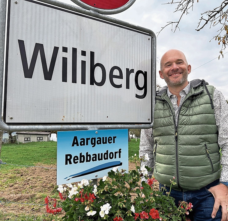 Kilian Meier-Voser beim Ortsschild von Wiliberg – er will die Zukunft der Gemeinde gemeinsam mit der Bevölkerung gestalten.Bild: RAN