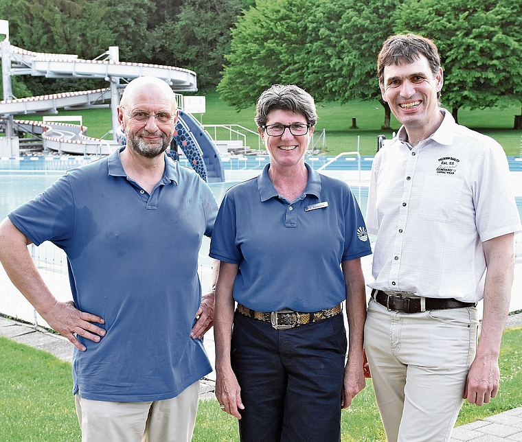 Stehen an der Spitze der Badi Entfelden: Genossenschaftspräsident Guido Scherer (links), Geschäftsführerin Cony Zimmerli und der neue Genossenschaftsvizepräsident Hans Schibli.Bild: RAN