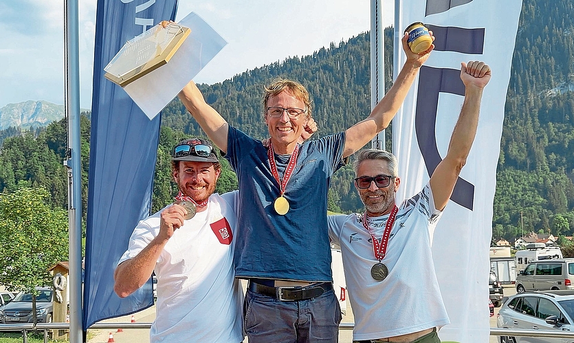 Die drei Besten der Schweizer Meisterschaften in Charmey (von links): Dominik Breitinger (2.), Schweizer Meister Stephan Morgenthaler und Steve Cox (3.). Bild: ZVG