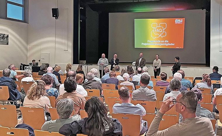 Vertreterinnen und Vertreter der Gemeinden Aarau und Unterentfelden informierten an der letzten öffentlichen Veranstaltung vor der Abstimmung vom 27. September über den Stand des Fusionsprojekts und beantworteten Fragen aus der Bevölkerung.Bild: W