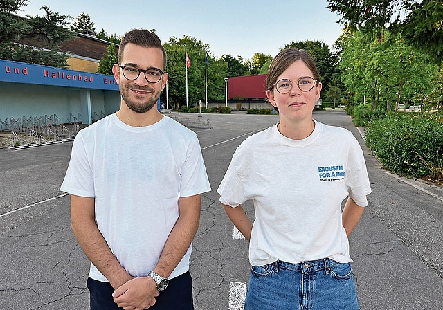 Die Komiteemitglieder Pascal Aeschlimann und Florence Schärz stehen symbolisch auf beiden Seiten der Gemeindegrenze: er auf Oberentfelder, sie auf Unterentfelder Strassenseite.Bild: Florian Wicki