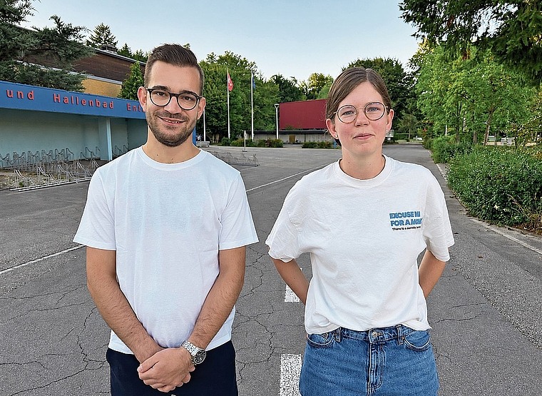 Die Komiteemitglieder Pascal Aeschlimann und Florence Schärz stehen symbolisch auf beiden Seiten der Gemeindegrenze: er auf Oberentfelder, sie auf Unterentfelder Strassenseite.Bild: Florian Wicki