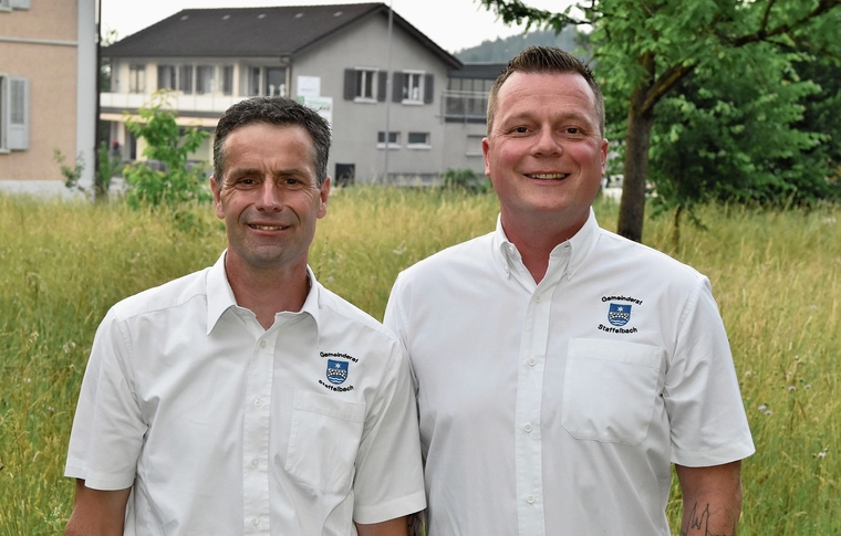 Der abtretende Gemeindeammann Max Hauri (links) übergibt das Amt an Lars Beusch.Bild: RAN