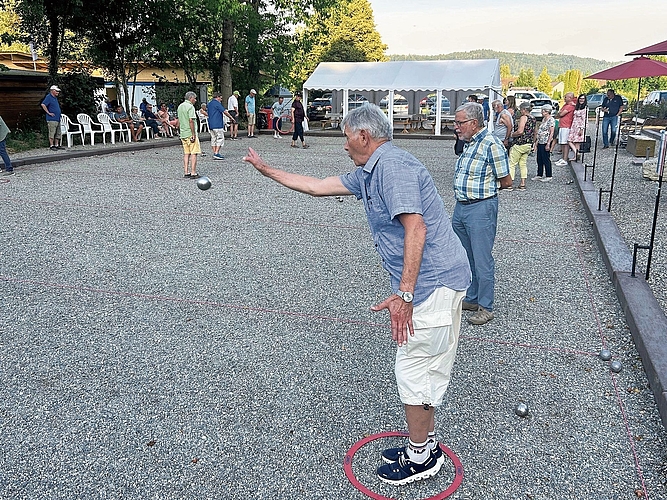 Die neuen Pétanque-Bahnen konnten von den Gästen getestet werden.Bilder: agu