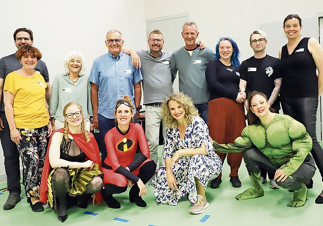Ob verkleidet oder nicht, für einmal waren alle Superhelden: Die Verantwortlichen des Kulturvereins «Kukuk» (hinten) und die vier «Ex-Freundinnen» Sonja Füchslin, Anikó Donáth, Martina Lory und Isabelle Flachsmann (v.l.).Bild: RC.