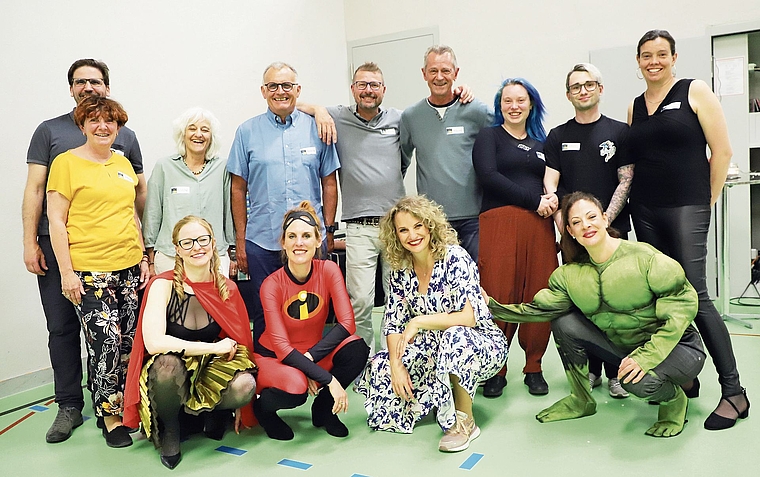 Ob verkleidet oder nicht, für einmal waren alle Superhelden: Die Verantwortlichen des Kulturvereins «Kukuk» (hinten) und die vier «Ex-Freundinnen» Sonja Füchslin, Anikó Donáth, Martina Lory und Isabelle Flachsmann (v.l.).Bild: RC.