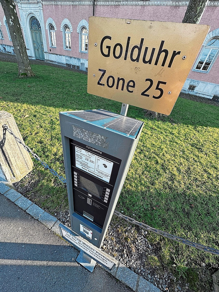Die Golduhr an der Laurenzenvorstadt in Aarau. Bild: RAN