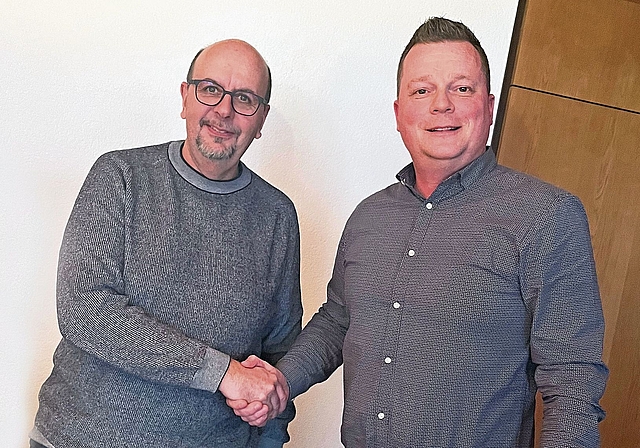 Besiegeln die Auslagerung des Steueramts Staffelbach nach Schöftland: Schöftlands Gemeindeammann Thomas Buchschacher (links) und Staffelbachs Gemeindeammann Lars Beusch.Bild: ZVG