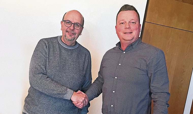 Besiegeln die Auslagerung des Steueramts Staffelbach nach Schöftland: Schöftlands Gemeindeammann Thomas Buchschacher (links) und Staffelbachs Gemeindeammann Lars Beusch.Bild: ZVG