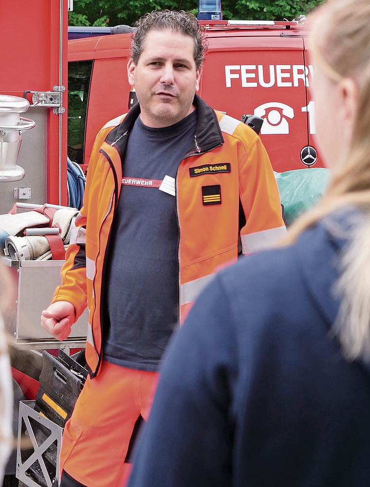 Simon Schnell von der Feuerwehr Gränichen unterrichtet Teilnehmende.Bild: RFO aargauSüd/Maurice Velati