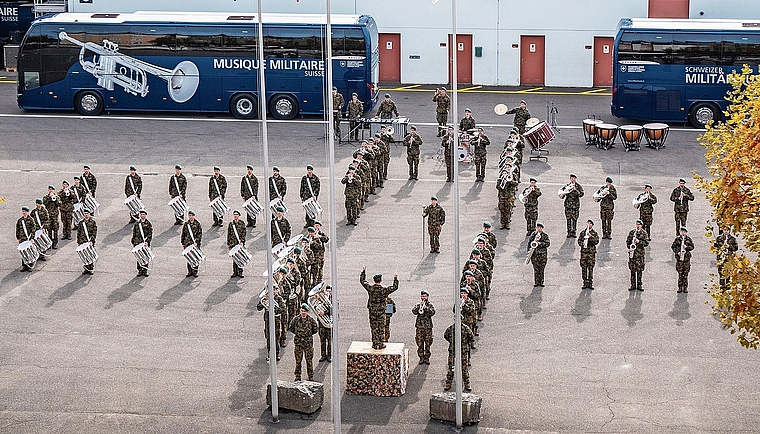 Noch ist die Schweizer Militärmusik in Aarau zu Hause: Ab 2032 wird das Kompetenzzentrum nach Bern verlegt. Mit dem Wegzug verliert der Waffenplatz Aarau nach über 115 Jahren ein prägendes Stück seiner Geschichte.Bild: E. BORNET/ZVG
