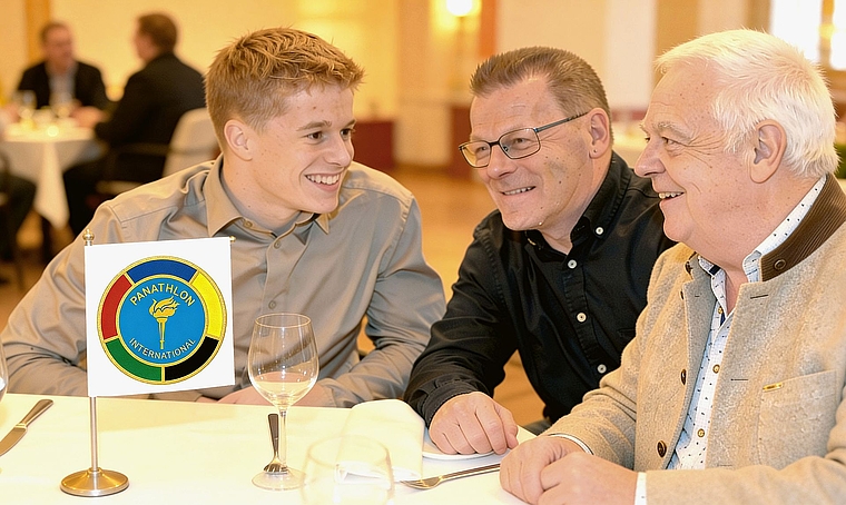 Würdigung NewComer Award 2025 durch den Panathlon-Club Aargau: (von links) Ben und Alex Schumacher mit Präsident Marcel Suter. Bild: Gerry Frei