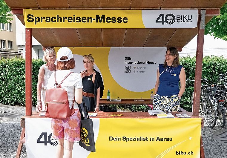 An der Sprachreisen-Messe in Aarau konnten sich Besucherinnen und Besucher direkt bei Vertreterinnen internationaler Sprachschulen informieren.Bild: ZVG