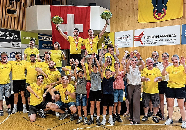 Die Schöftler Fans feiern gemeinsam mit den frischgebackenen NLB-Schweizer-Meistern und NLA-Aufsteigern Michael Baumann und Freddy Schenk.Bild: Peter Villiger