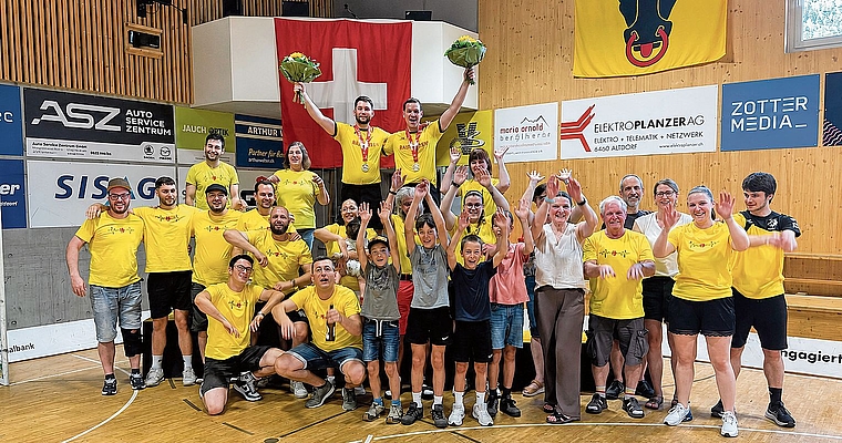 Die Schöftler Fans feiern gemeinsam mit den frischgebackenen NLB-Schweizer-Meistern und NLA-Aufsteigern Michael Baumann und Freddy Schenk.Bild: Peter Villiger