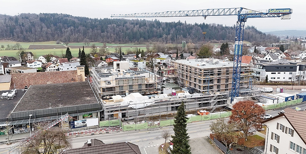 So zeigt sich die Überbauung an der Dorfstrasse aktuell. Gemäss Bauherrin ist der Rohbau der ersten Etappe abgeschlossen.Bild: TIZ