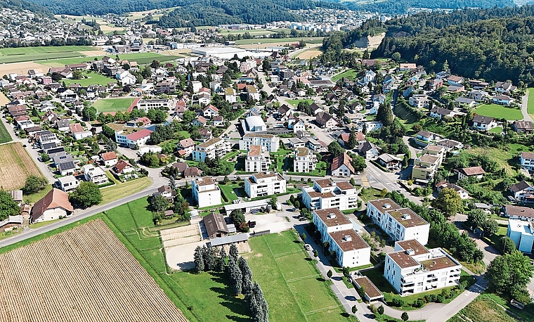 Holziken aus der Vogelperspektive: Im Steuerjahr 2025 erzielte die Gemeinde einen Netto-Steuerertrag von rund 4,1 Millionen Franken und verfehlte das Budget nur knapp. Bild: TIZ