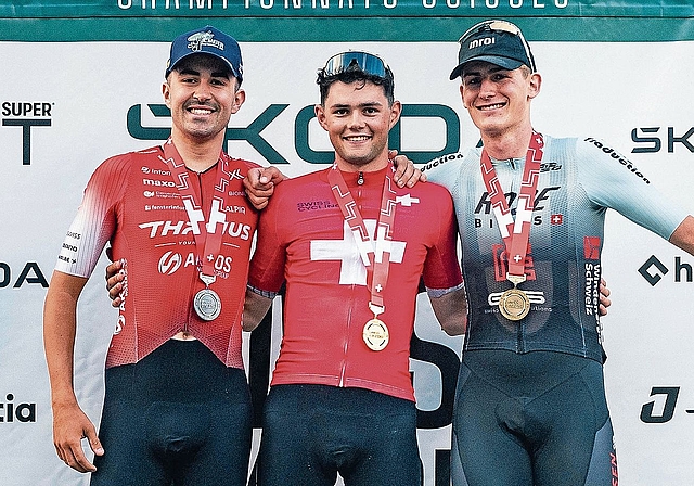 Das Podest der U23 im Short Track an den Schweizer Mountainbike-Meisterschaften in Leysin (von links): Silbermedaillengewinner Loris Hättenschwiler aus Uerkheim, Schweizer Meister Nicolas Halter und Bronzemedaillengewinner Leon Fischer. Bild: ZVG