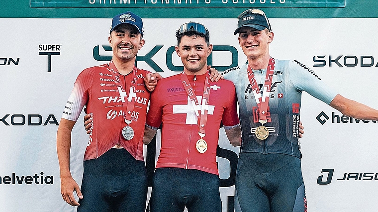 Das Podest der U23 im Short Track an den Schweizer Mountainbike-Meisterschaften in Leysin (von links): Silbermedaillengewinner Loris Hättenschwiler aus Uerkheim, Schweizer Meister Nicolas Halter und Bronzemedaillengewinner Leon Fischer. Bild: ZVG