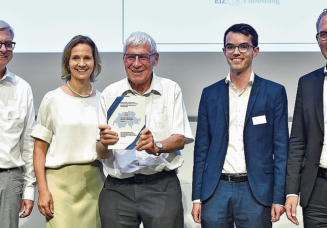 Haben die Festschrift herausgegeben (von links): Andreas Glaser, Martina Suter, Thomas Pfisterer, Benjamin Böhler und Christian Rathgeb. Bilder: RAN