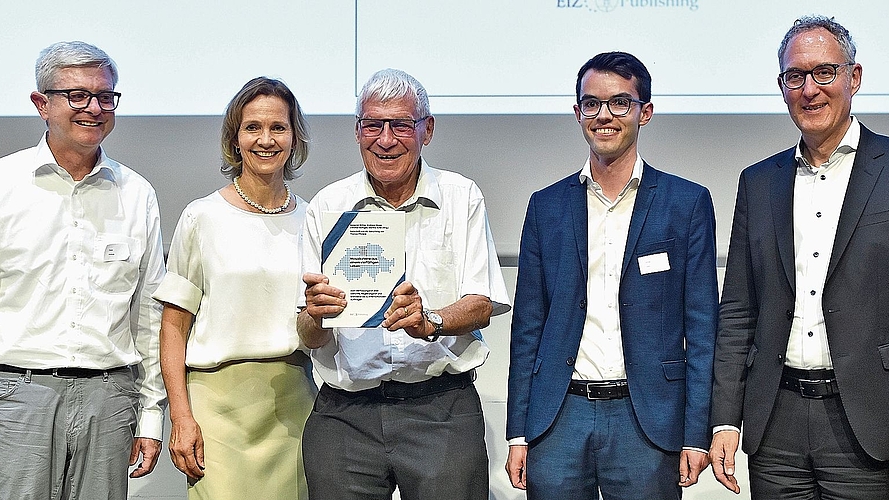 Haben die Festschrift herausgegeben (von links): Andreas Glaser, Martina Suter, Thomas Pfisterer, Benjamin Böhler und Christian Rathgeb. Bilder: RAN Haben die Festschrift herausgegeben (von links): Andreas Glaser, Martina Suter, Thomas Pfisterer, Benjamin Böhler und Christian Rathgeb. Bilder: RAN
