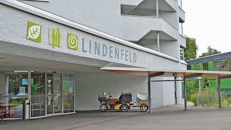 Das Pflegezentrum Lindenfeld in Suhr soll nicht mehr durch eine Aufstockung, sondern mit einem Anbau erweitert werden. Archivbild: Daniel Vizentini