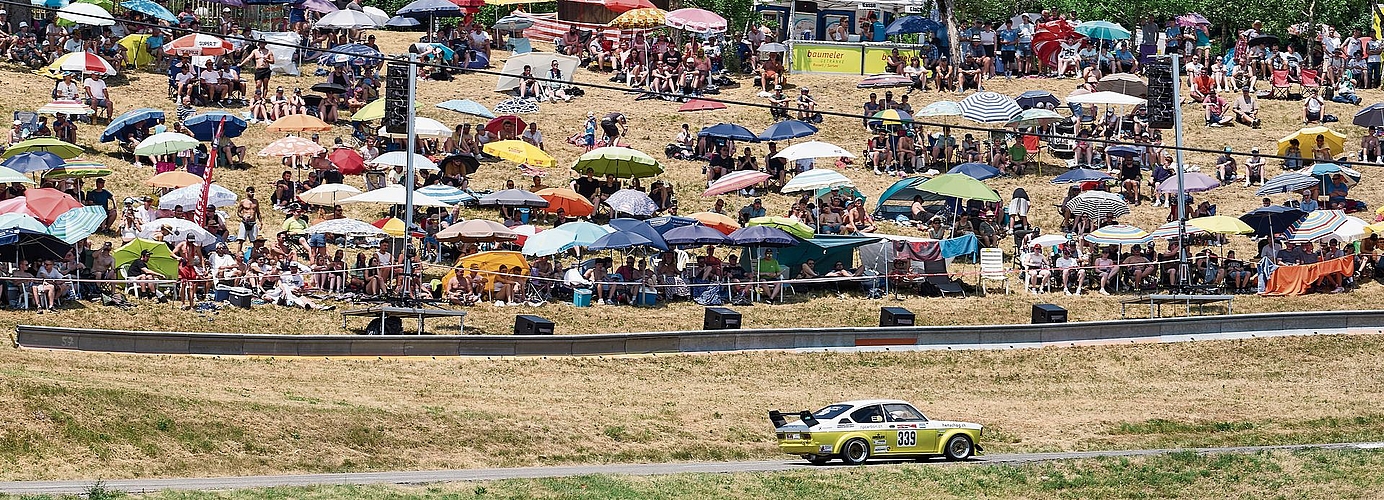 Die Rekordhitze mit Temperaturen von bis zu 37 Grad machte sich auch entlang der Strecke bemerkbar: Trotz bester Rennstimmung verfolgten deutlich weniger Zuschauer als in den Vorjahren das Bergrennen Reitnau.Bild: Roland Schmid Die Rekordhitze mit Temperaturen von bis zu 37 Grad machte sich auch entlang der Strecke bemerkbar: Trotz bester Rennstimmung verfolgten deutlich weniger Zuschauer als in den Vorjahren das Bergrennen Reitnau.Bild: Roland Schmid