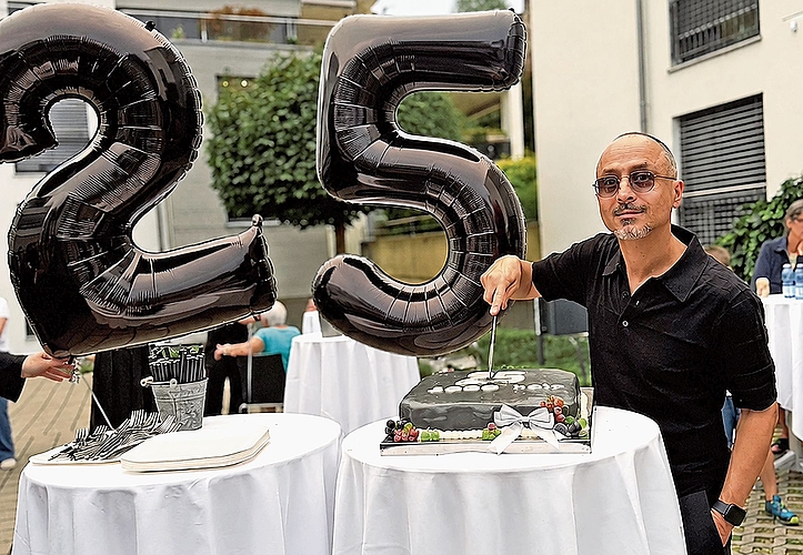 Ein süsser Höhepunkt der Jubiläumsfeier: Inhaber Pino Costanzo schneidet die Torte zum 25-jährigen Bestehen von 5000hair an. Ein süsser Höhepunkt der Jubiläumsfeier: Inhaber Pino Costanzo schneidet die Torte zum 25-jährigen Bestehen von 5000hair an.