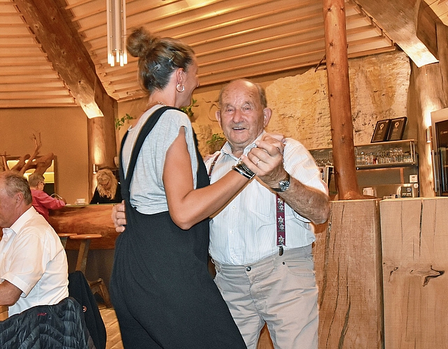 Der 92-jährige Hirschthaler Fritz Fankhauser schnappte sich spontan eine Tanzpartnerin. Der 92-jährige Hirschthaler Fritz Fankhauser schnappte sich spontan eine Tanzpartnerin.
