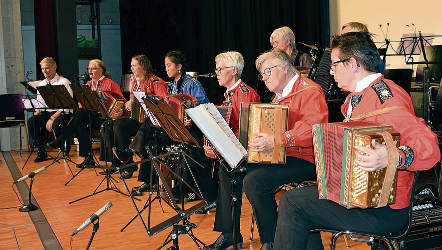 Völlig andere Klangbilder: Die Schwyzerörgeligruppe besteht aus Mitspielenden des Handharmonika-Clubs.