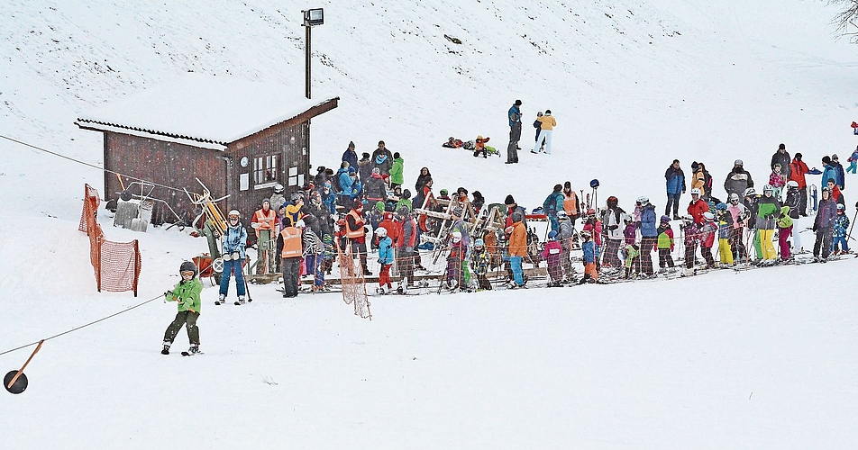 Warten mit guter Laune: Die Schlange am Skilift «Piz Graben» ist lang, doch die Stimmung gut. Für viele gehört das Anstehen ebenso zum Wintervergnügen wie die Abfahrt selbst.Bilder: Lea Fabian