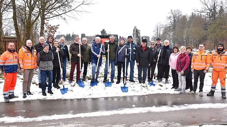 Jetzt gehts los: Beim Sportplatz Schützenrain setzten Vereinsvertreter und Bauleute mit dem Spatenstich den offiziellen Beginn für den Bau von 13 neuen Pétanque-Plätzen.Bild: RAN