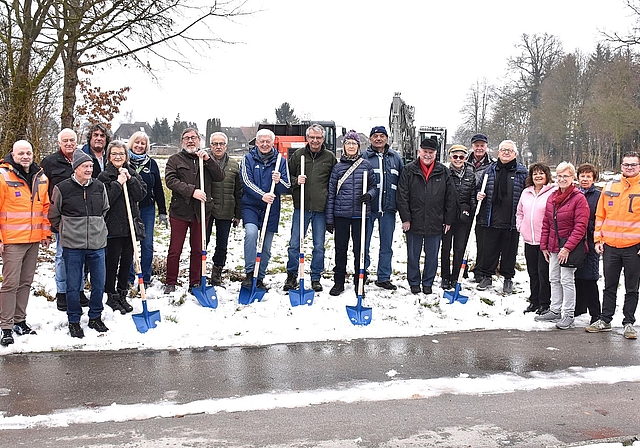 Jetzt gehts los: Beim Sportplatz Schützenrain setzten Vereinsvertreter und Bauleute mit dem Spatenstich den offiziellen Beginn für den Bau von 13 neuen Pétanque-Plätzen.Bild: RAN