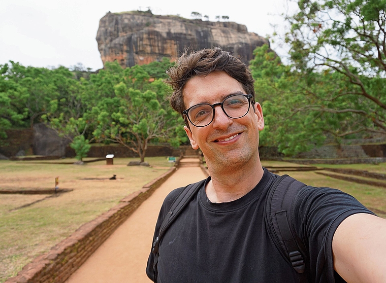 Ramon Pulver, Initiant des Geografie-Podcasts «Stadt Land Fluss», unterwegs in Sri Lanka. Auf seinen Reisen sammelt der 38-Jährige Eindrücke und Erfahrungen, die in seine digitalen Exkursionen einfliessen. Bild: ZVG