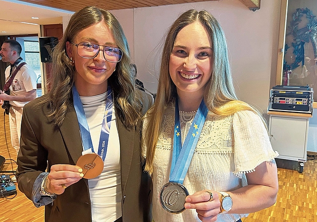 Lena-Marie Lutz (links) und Aline Seitz hatten ihre Medaillen mitgebracht.Bilder: agu