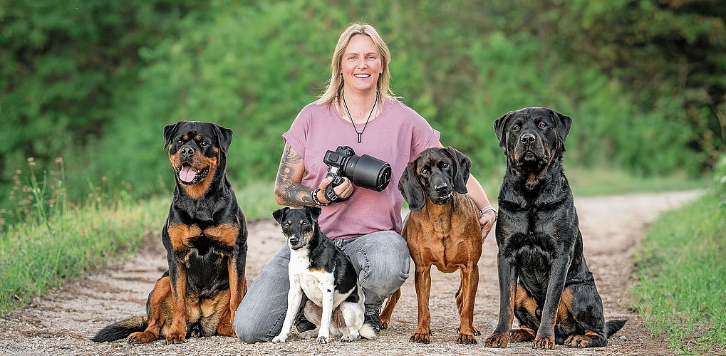 Melanie Meister aus Staffelbach mit ihren vier Hunden. Sie hat sich auf Hundefotografie spezialisiert und hält mit ihrer Kamera die besonderen Momente zwischen Mensch und Tier fest.Bild: Céline Mülli